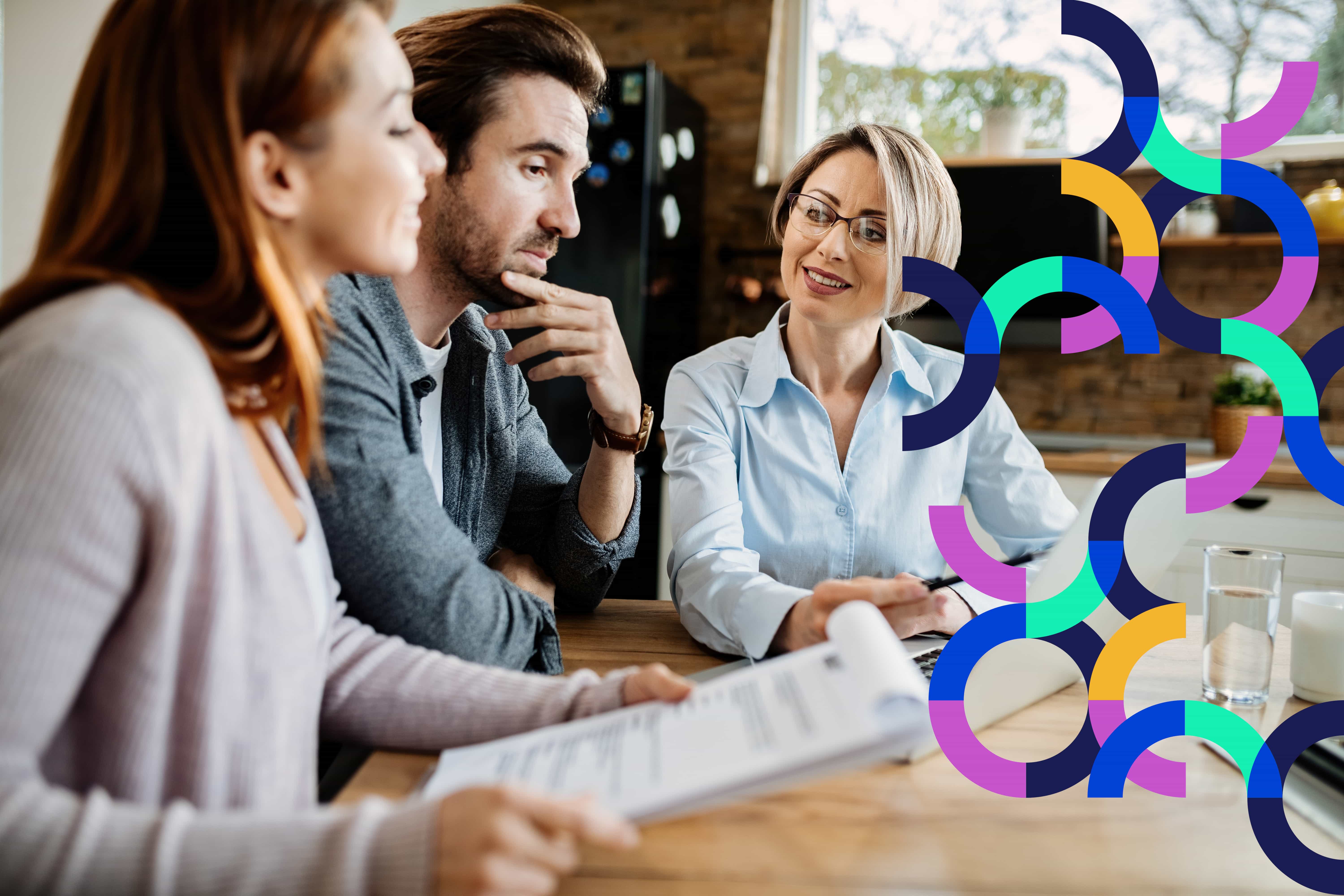 Clientes felices con asesor de seguros